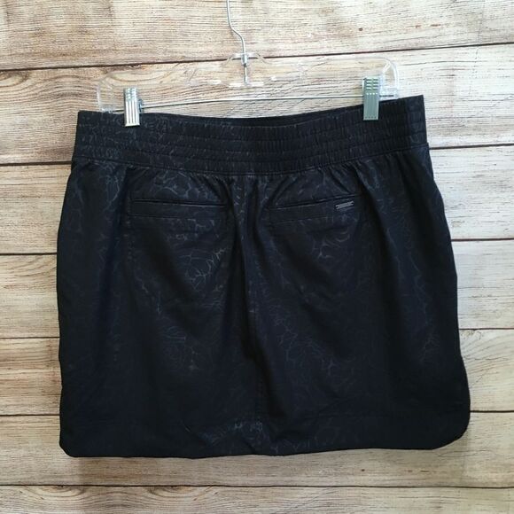 ORVIS EMBOSSED SKORT IN BLACK - Picture 5 of 7